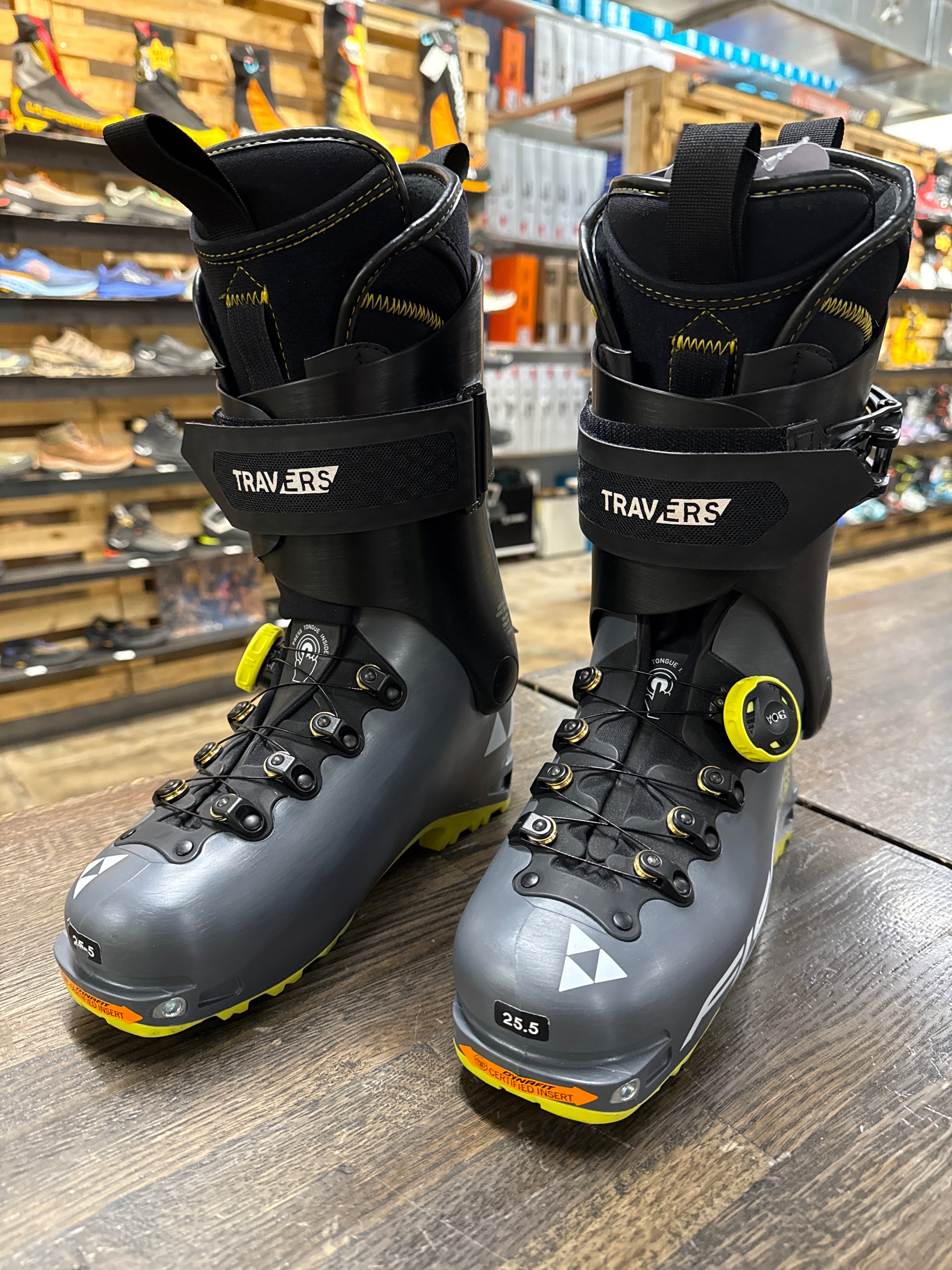 Mountain Chalet Demo Boot - Fischer Travers, Size 28.5