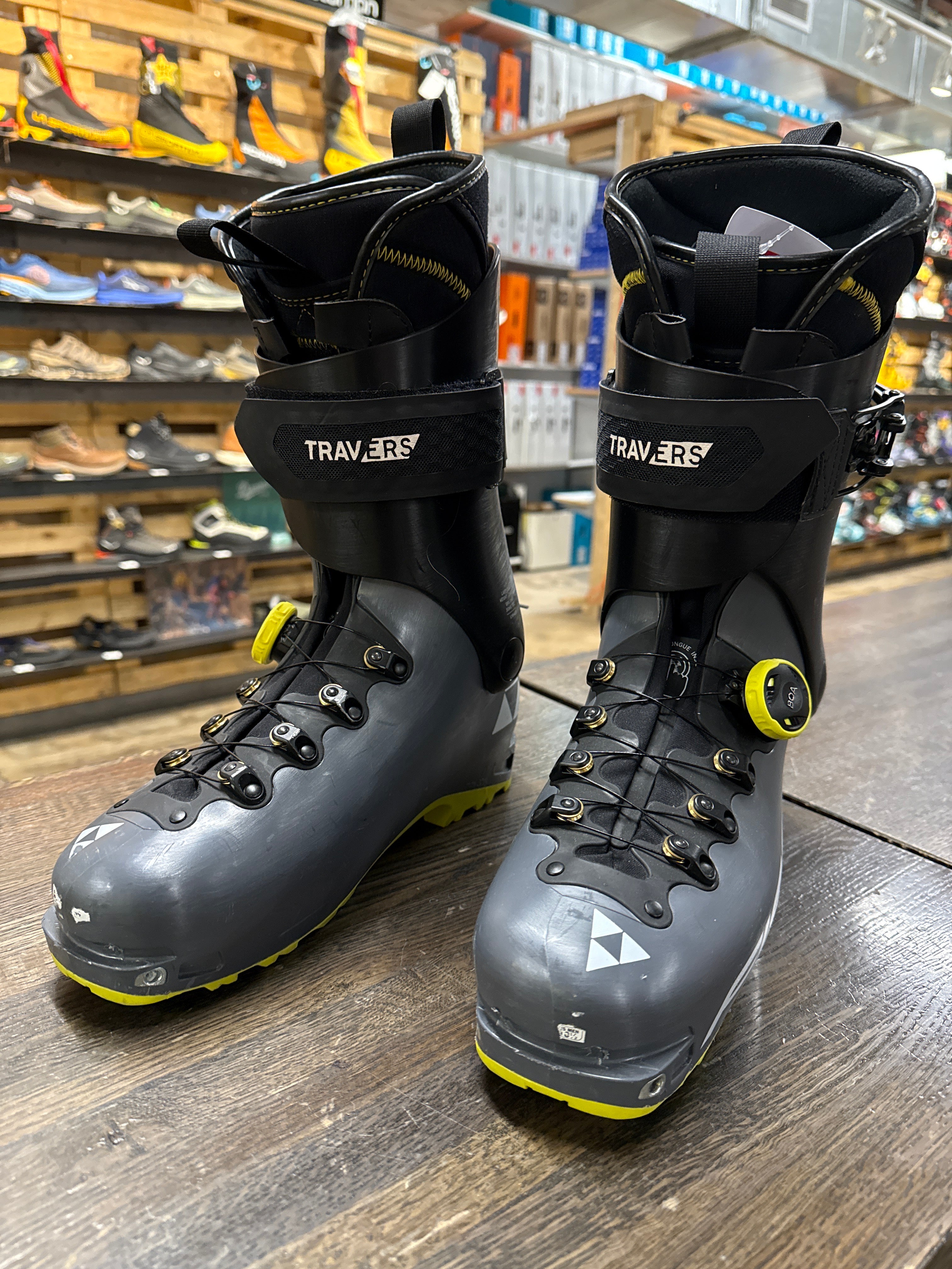 Mountain Chalet Demo Boot - Fischer Travers, Size 25.5
