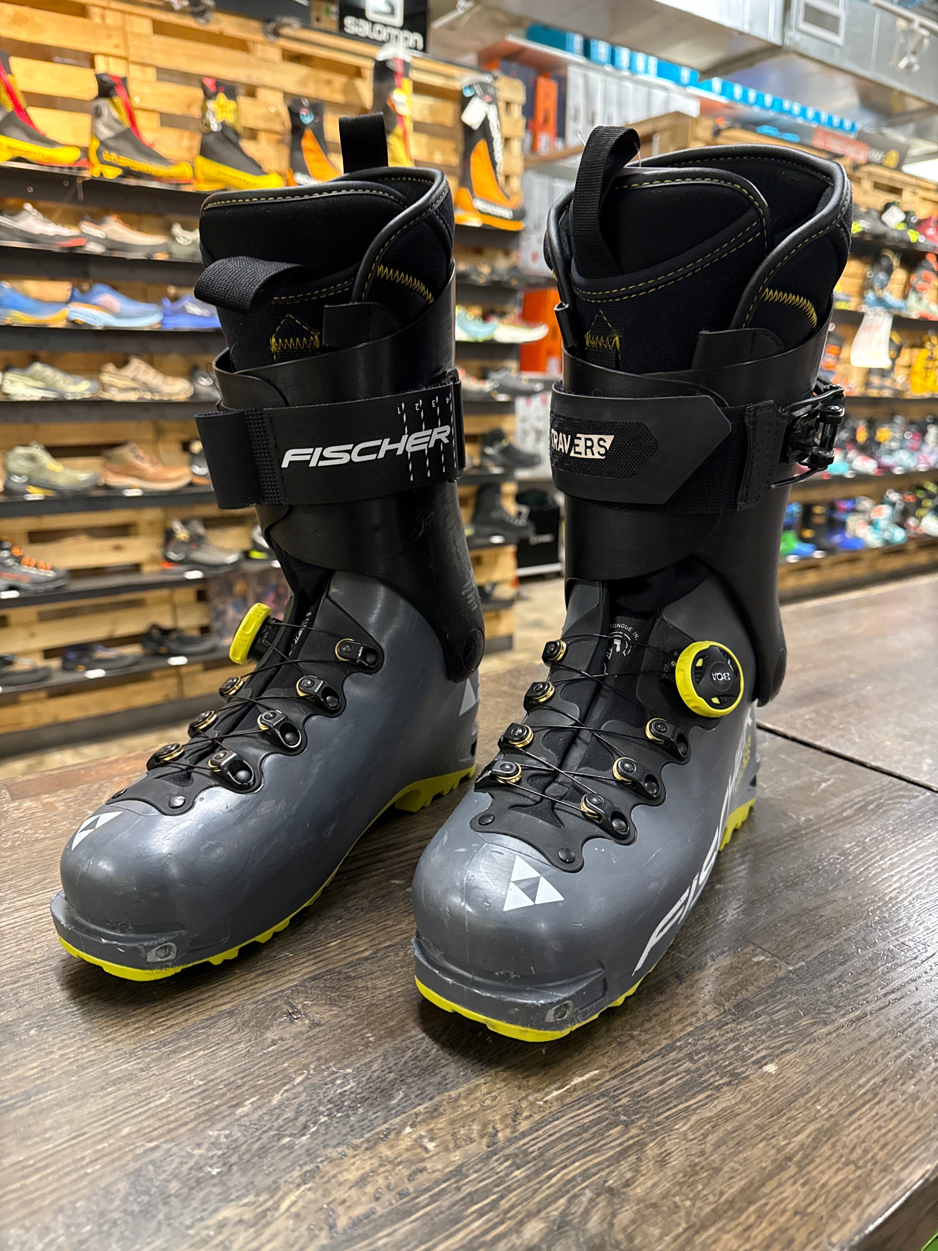 Mountain Chalet Demo Boot - Fischer Travers, Size 27.5