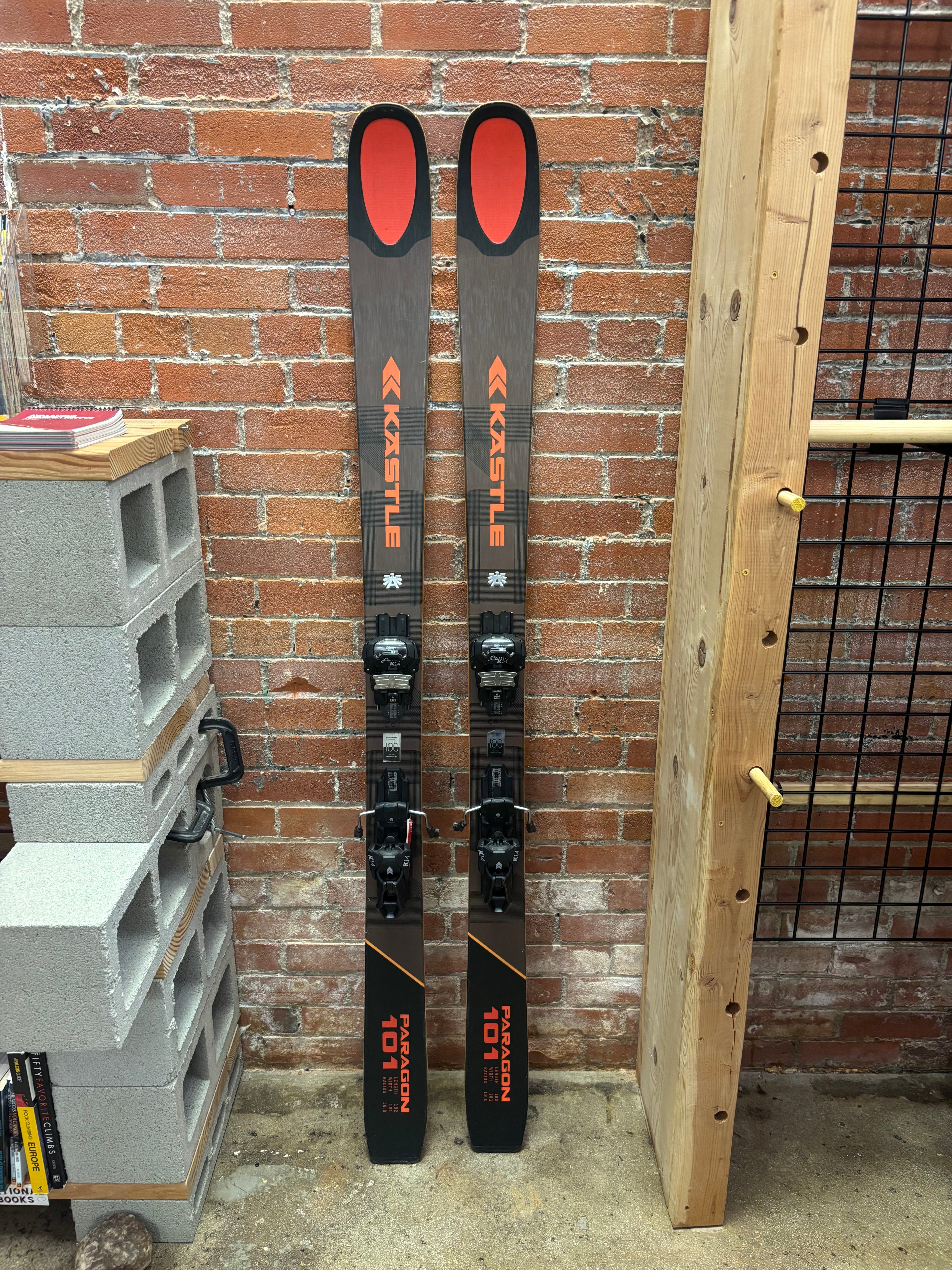 Mountain Chalet Demo Kit - Kastle Paragon 101/182 with Kastle Attack K14 Demo Bindings