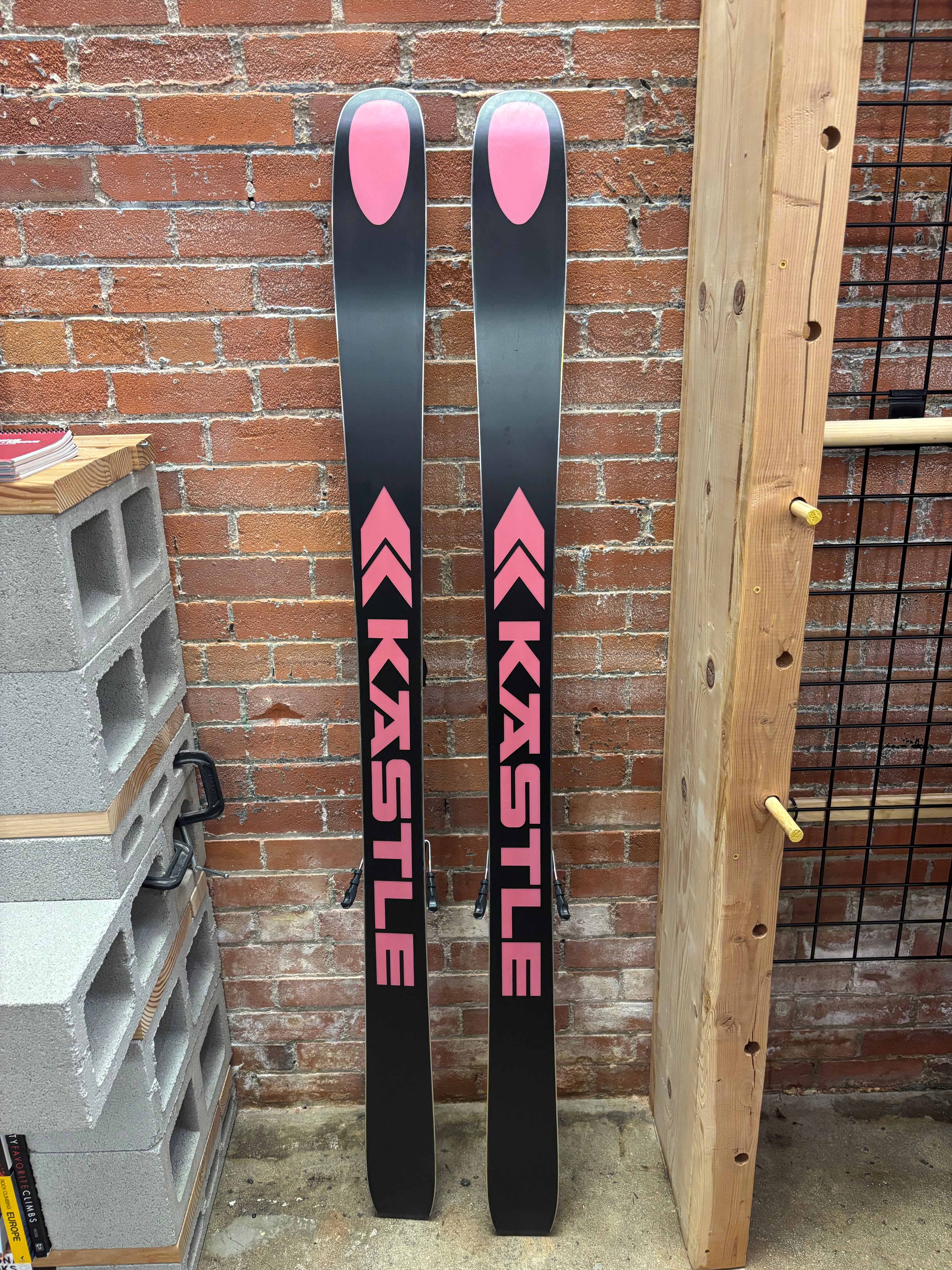 Mountain Chalet Demo Kit - Kastle ZX100 100/181 with Kastle Attack K14 Demo Bindings