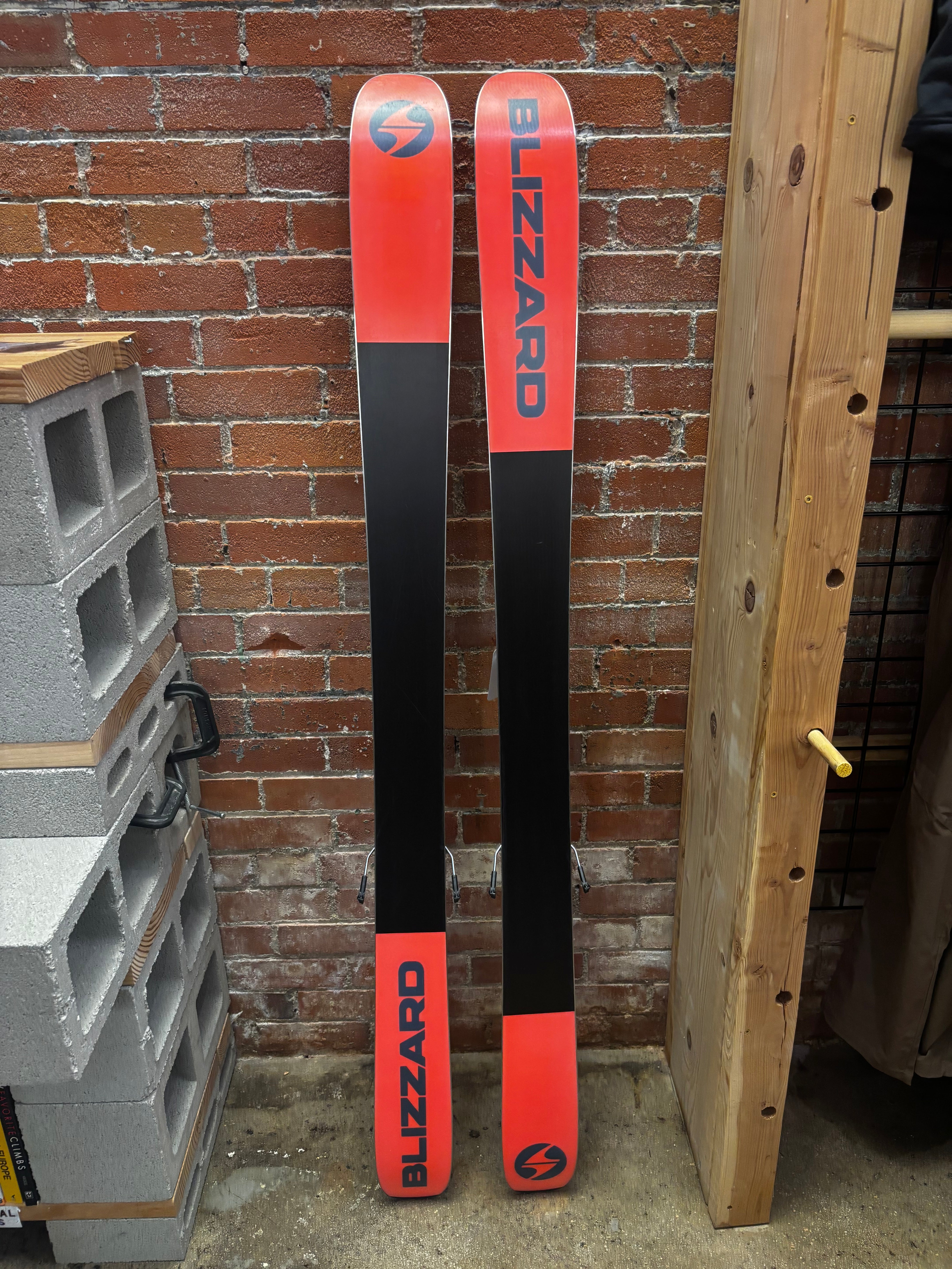 Mountain Chalet Demo Kit - Sheeva 102/168 with Fritschi Vipec and Pomoca Skins